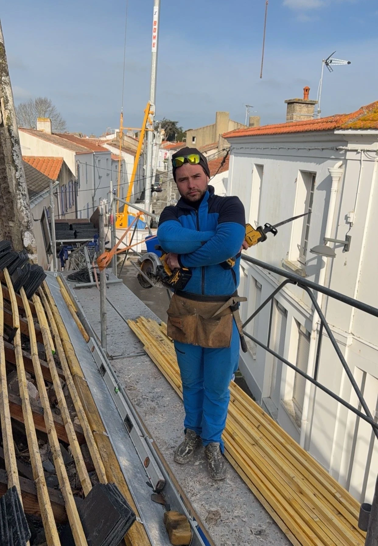 Isai Lenestour, artisan couvreur, sur un chantier de toiture