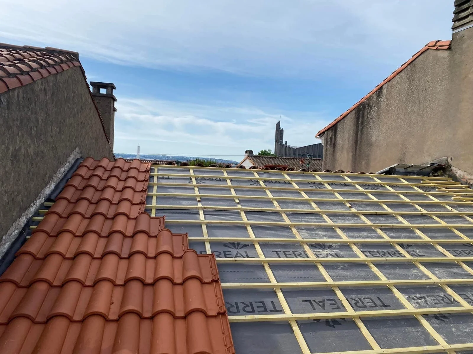 Réfection d'une couverture en ardoise sur une maison de Couëron